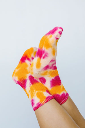 Happy Feet Tie Dye Socks In Fuchsia & Orange